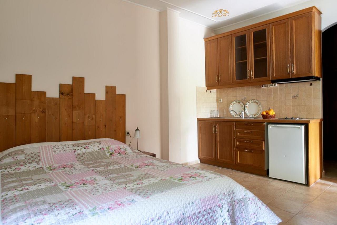 Triantafillies Guesthouse ปอร์เตเรีย ภายนอก รูปภาพ